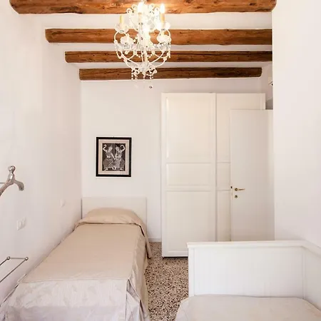 Prince Apartments Venice Room photo